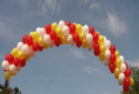 Ballondekoration-mit-Ballongas-vom-Ballonsupermarkt-schwebende-Luftballongirlande